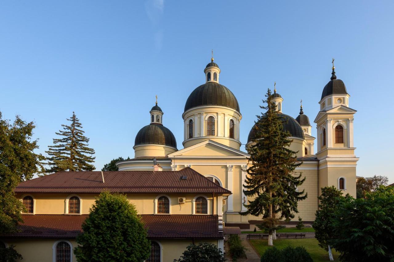 Apart Hotel Fusion Cernăuți Exterior foto